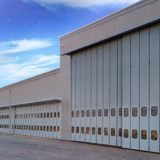 Porte sectionnelle industrielle coulissante FREEDIM Largeur 22000mmx Hauteur 4000mm avec portillon