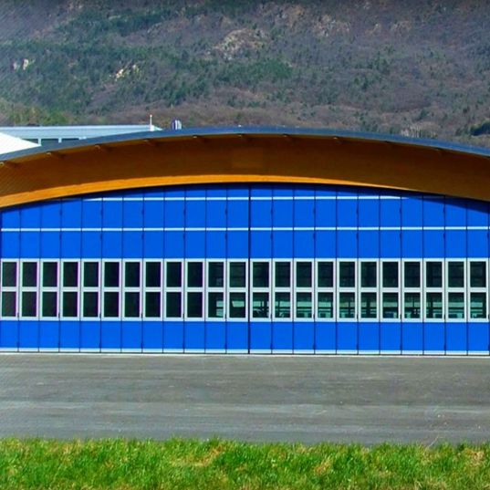 Porte sectionnelle industrielle coulissante FREEDIM Largeur 22000mmx Hauteur 4000mm avec portillon